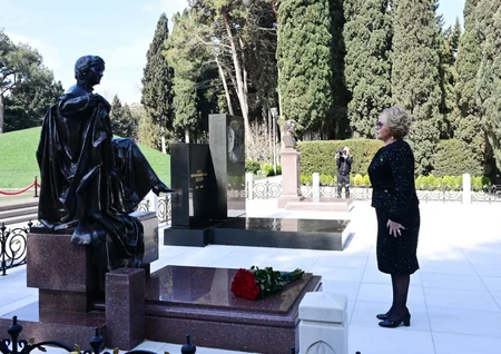 Valentina Matviyenko Fəxri və Şəhidlər xiyabanlarını ziyarət edib - YENİLƏNİB