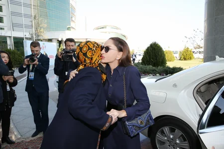 Mehriban Əliyeva Türkmənbaşı şəhərində təsviri və dekorativ sənət əsərlərindən ibarət sərgilərlə tanış olub