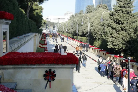 Началось массовое посещение Аллеи шехидов - ФОТО