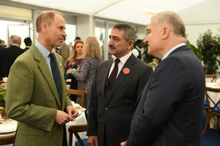 Azərbaycan Britaniya kralına qədim gümüş alətlərin təsvir olunduğu rəsm əsəri hədiyyə edib