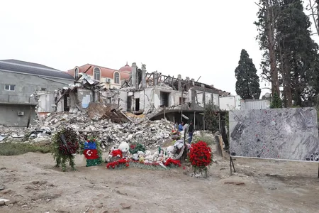 Sahil Babayev Gəncə terrorunda valideynlərini itirən Nilayla görüşüb