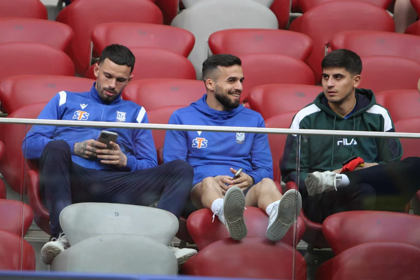 Qarabağın rəqibi iki futbolçusu ilə yollarını ayırır