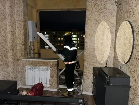При взрыве с пожаром в многоэтажном доме в Сарае пострадал человек, зданию нанесен ущерб - ВИДЕО