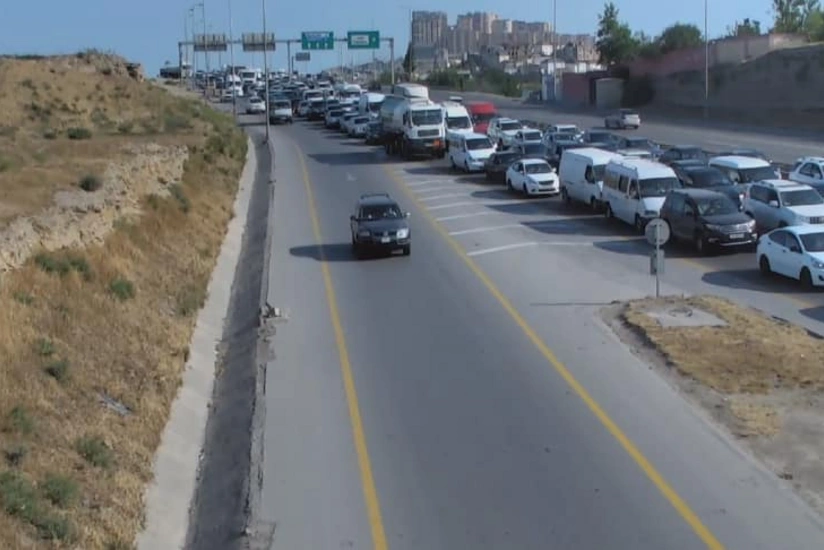 Lökbatanda ağır yol qəzası olub, tıxac yaranıb