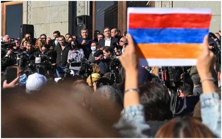 Ermənistanda məğlub hərbçilərlə qurulan rejim - dəyişən rollar