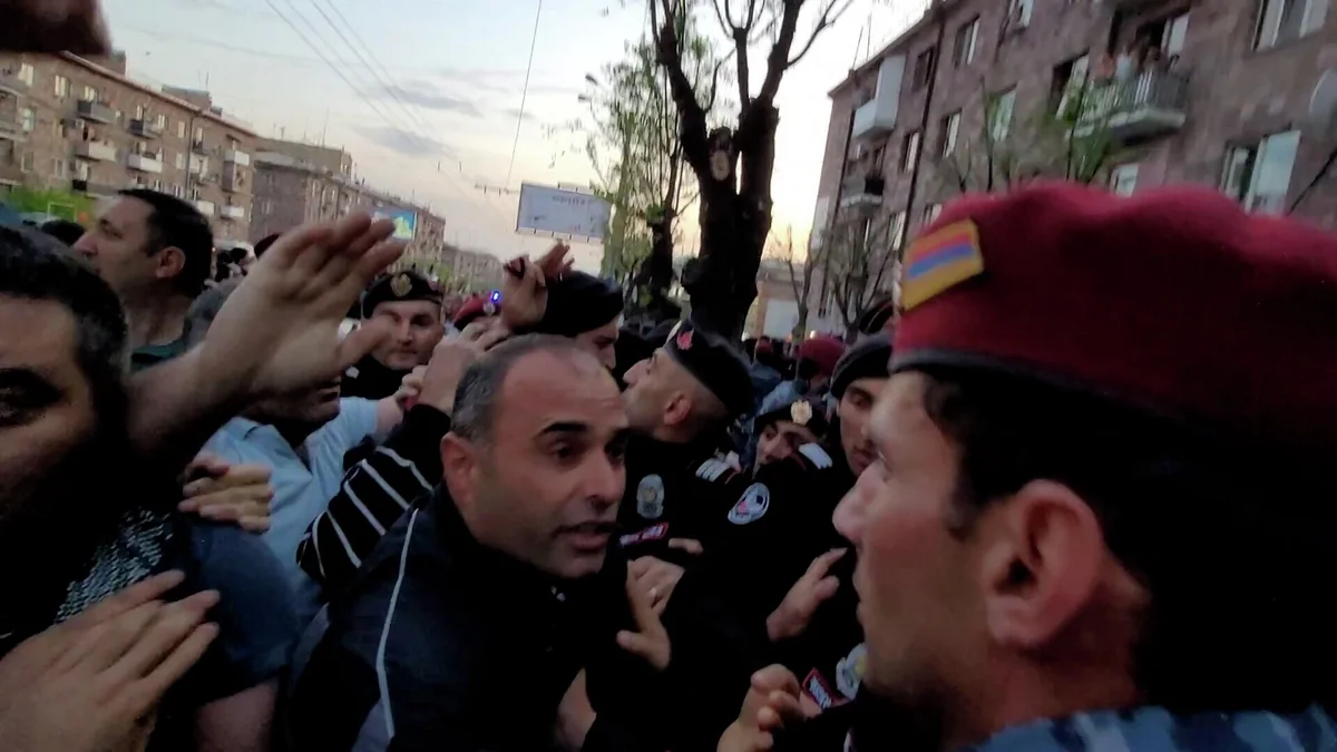 İrəvanda müxalifətçilərlə polis arasında toqquşma olub