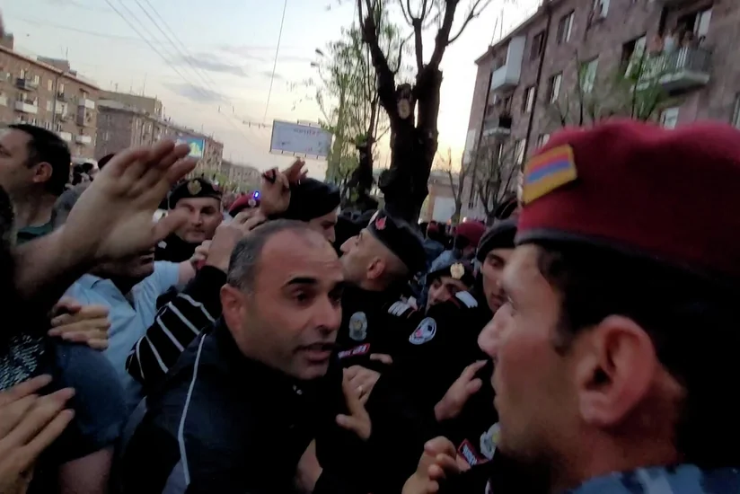 İrəvanda müxalifətçilərlə polis arasında toqquşma olub
