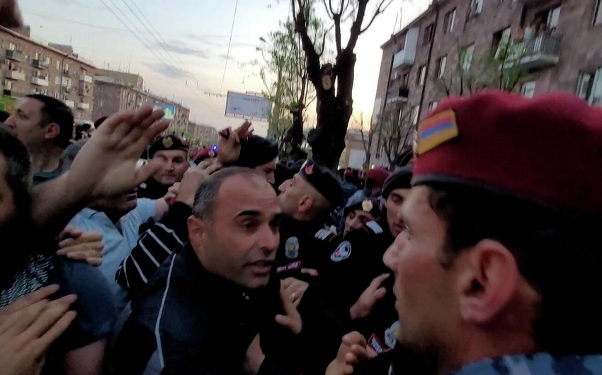 İrəvanda müxalifətçilərlə polis arasında toqquşma olub