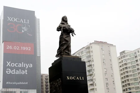 Xocalı soyqırımının 30-cu ildönümü ilə əlaqədar Bakıda ümumxalq yürüşü keçirilib,  İlham Əliyev və Mehriban Əliyeva yürüşdə iştirak edib