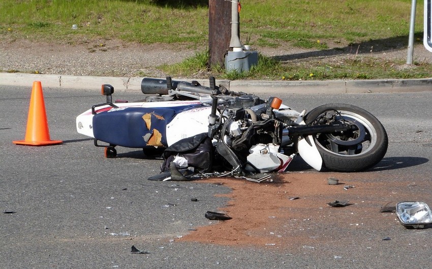 İmişlidə motosikl avtomobillə toqquşub, xəsarət alan var