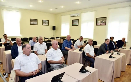 Fərid Qayıbov AFFA-nın baş katibi və veteran futbolçularla görüşüb
