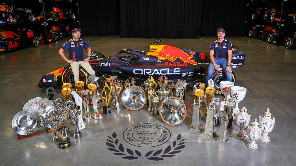 “Red Bull” komandası 2023-cü ildə qazandığı kubokları nümayiş etdirib
