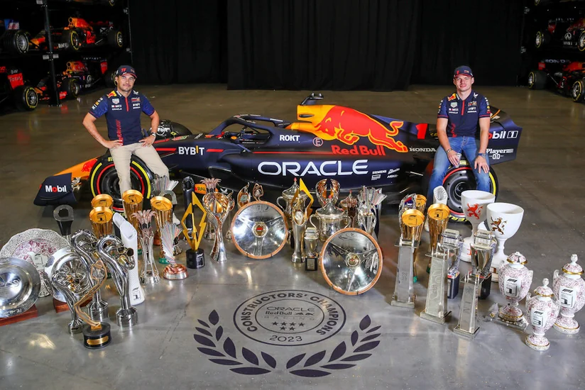 “Red Bull” komandası 2023-cü ildə qazandığı kubokları nümayiş etdirib
