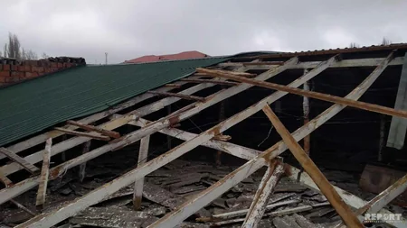 Şamaxıda evlərin damı uçdu, telefon və elektrik xətləri qırıldı - FOTO