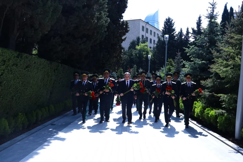 Prokurorluq əməkdaşları Fəxri xiyabanda Ulu Öndərin xatirəsini yad edib