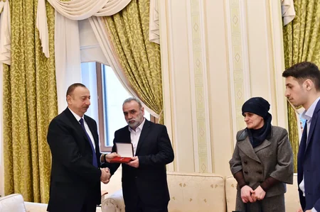 Prezident İlham Əliyev Azərbaycanın Milli Qəhrəmanı medalını şəhid Çingiz Qurbanovun atasına təqdim edib - YENİLƏNİB