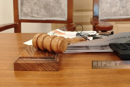 Onlayn qumarda əldə edilən pulu leqallaşdırmaqda təqsirləndirilən şəxslərin məhkəməsi başlayıb