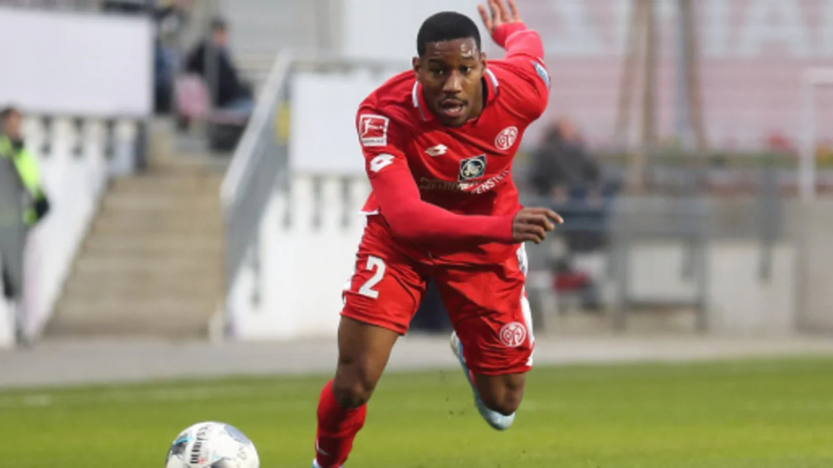 Futbolçu hücuma məruz qaldı, maşını yandırıldı