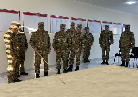 Azerbaijani Defense Minister watches exercises in commando units, gives additional instructions 