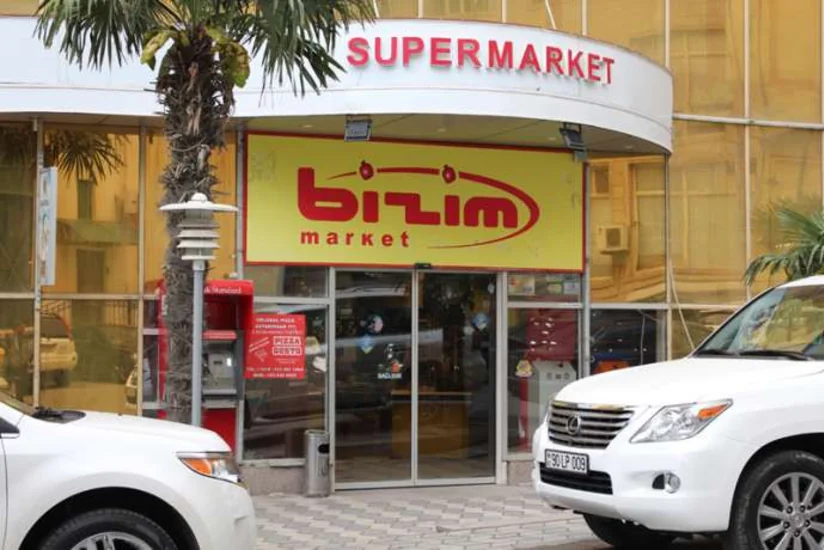 “Bizim Market” şəbəkəsinin sahibinə qarşı dələduzluq etməkdə təqsirləndirilən şəxsin həbs müddəti uzadılıb