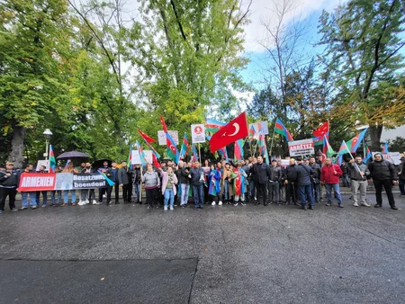 Azərbaycan icması Berlində Ermənistan səfirliyi önündə piket keçirib