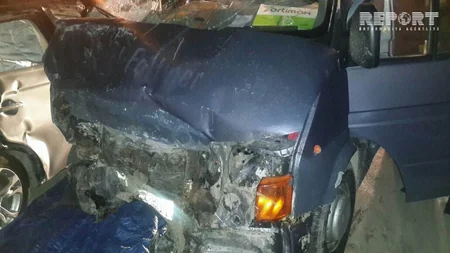 Abşeronda minik avtomobili yük furqonuna çırpılıb, sürücünün iki ayağı qırılıb - FOTO