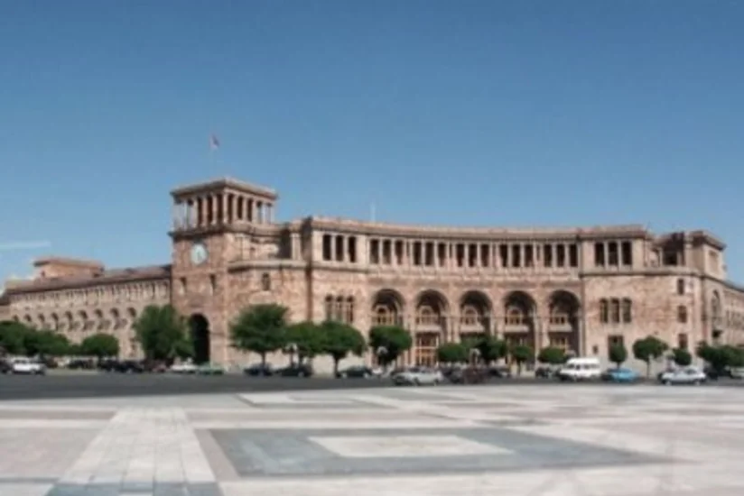 Ermənistanda ata və qızı hökumət binasında özünü yandırmağa cəhd edib