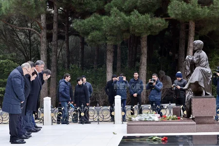 Gənclər və İdman Nazirliyinin əməkdaşları Fəxri Xiyabanı ziyarət edib - FOTOLAR