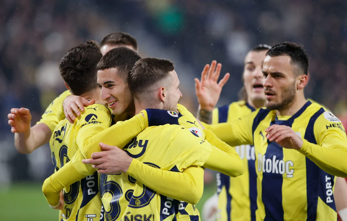 Superliqa: “Fənərbağça” “Qalatasaray”la xal fərqini 4-ə endirib