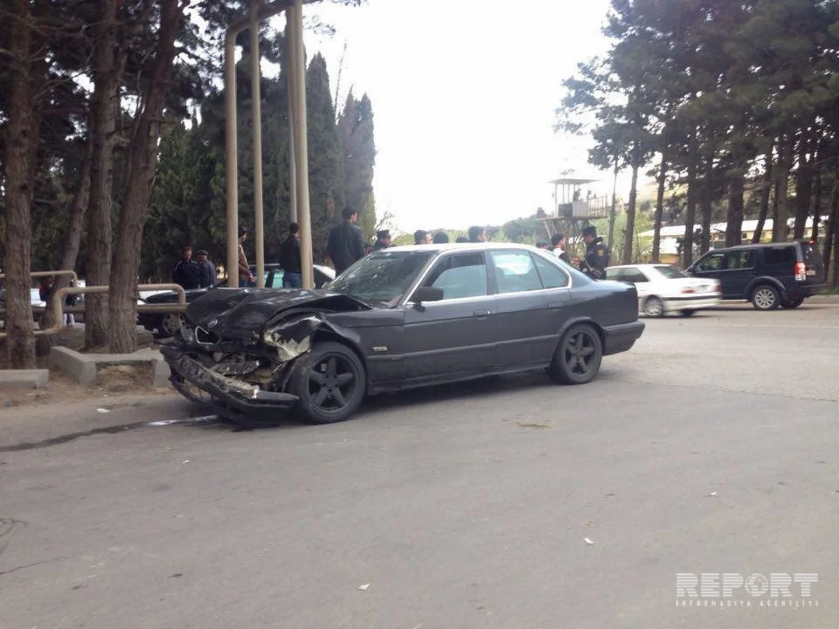 Cəlilabadda Mercedes ağaca çırpılıb, sürücü komaya düşüb