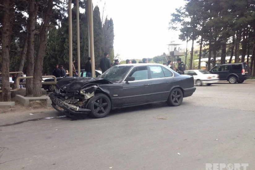 В Джалилабаде Mercedes врезался в дерево, водитель впал в кому