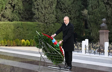İlham Əliyev və Mehriban Əliyeva Ümummilli Lider Heydər Əliyevin məzarını ziyarət edib