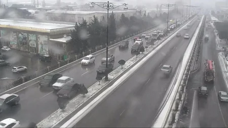 Qarlı hava Bakının mərkəzi küçə və prospektlərində sıxlıq yaradıb - FOTO
