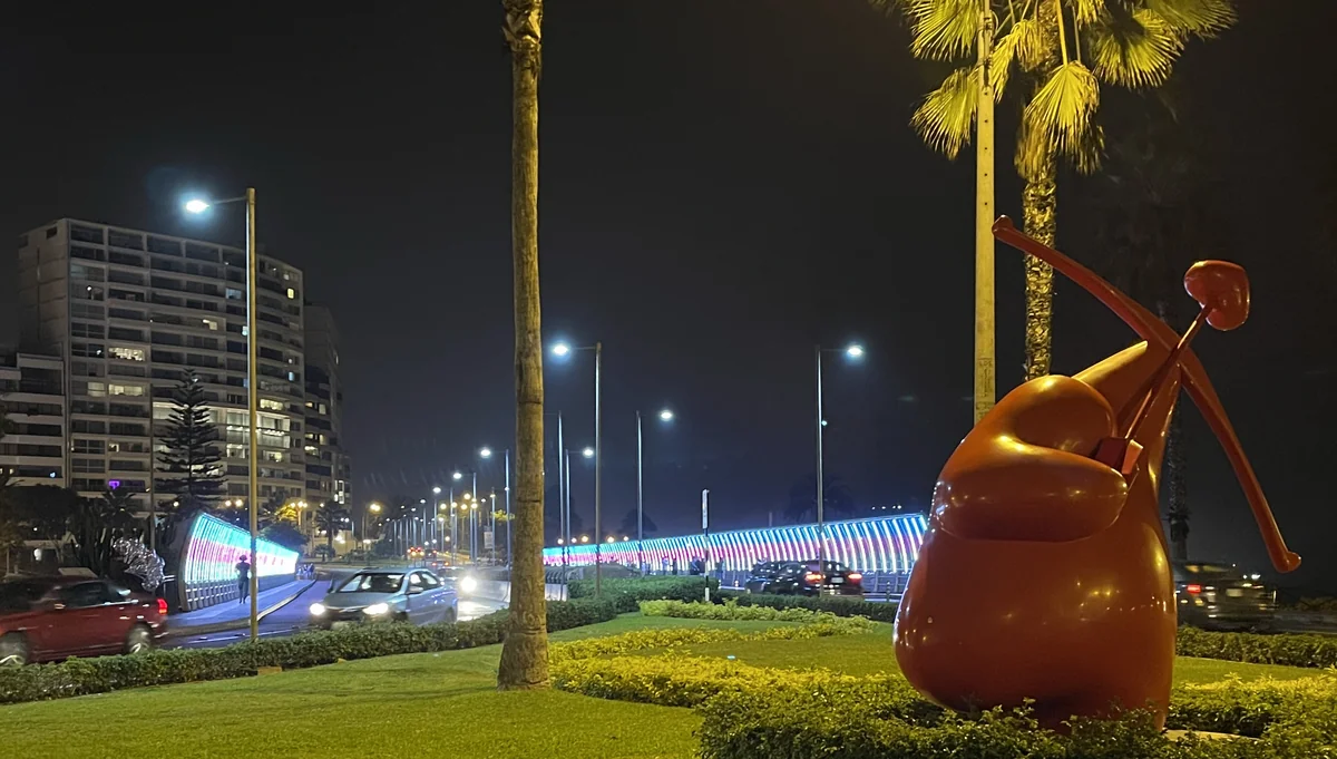 Peru paytaxtının məşhur körpüsü Azərbaycan bayrağının rənglərinə bürünüb