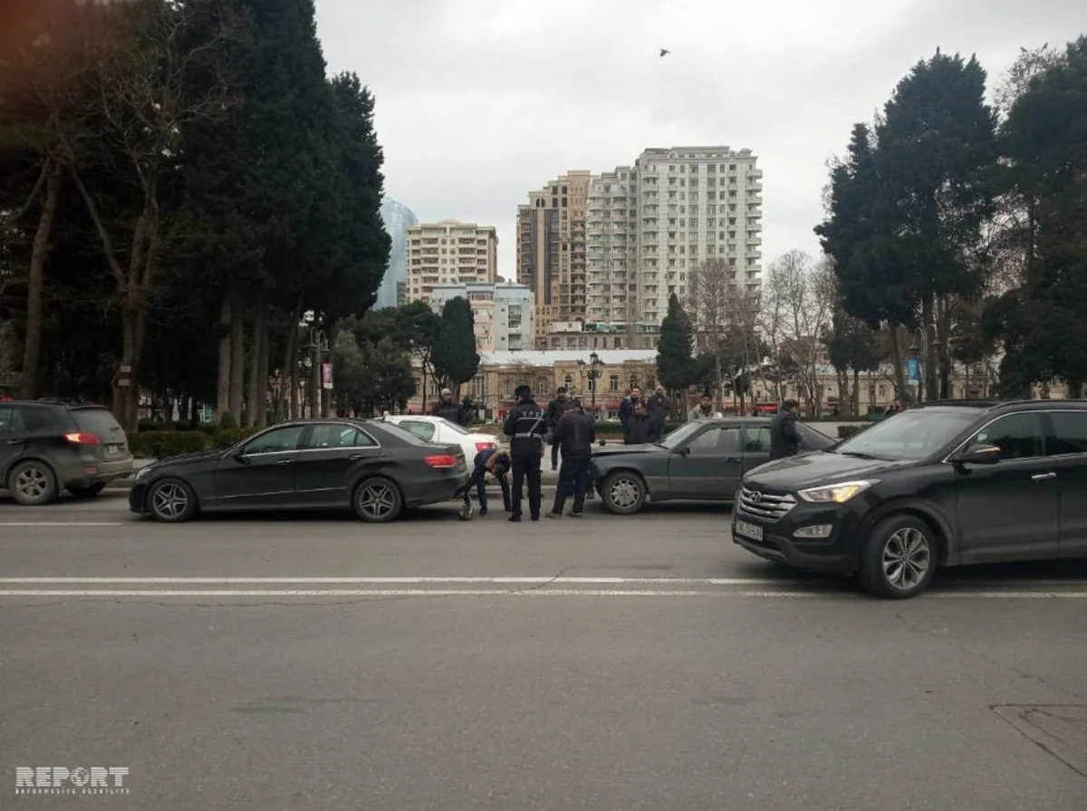 Bakıda iki Mercedes markalı avtomobil toqquşub - FOTO