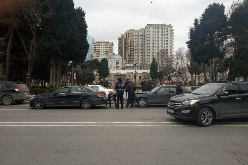 Bakıda iki Mercedes markalı avtomobil toqquşub - FOTO
