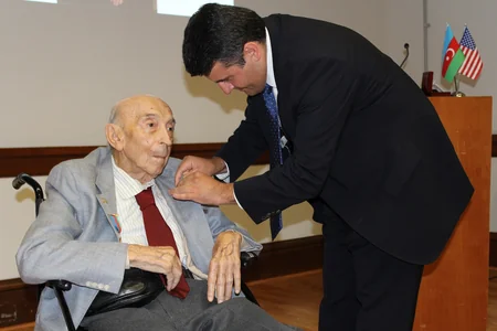 Kaliforniyanın Berkli Universitetində azərbaycanlı professor Lütfi Zadəyə Azərbaycan medalı təqdim olunub