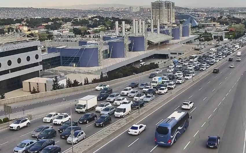 Bakının bir sıra yollarında tıxac yaranıb