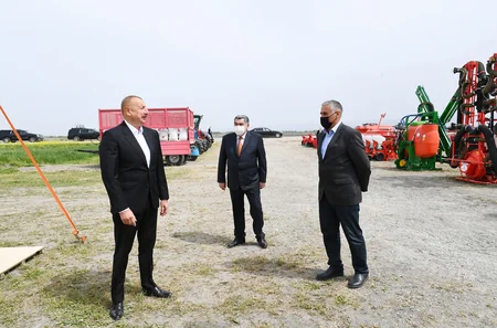 Президент посмотрел процесс начала посева на хлопковом поле фермера - ОБНОВЛЕНО