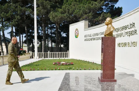 İlham Əliyev MN-in komando hərbi hissələrinin birində yaradılan şəraitlə tanış olub, hərbi hissəyə Döyüş bayrağını təqdim edib