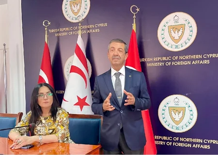 Şimali Kiprin XİN başçısı azərbaycanlı şəhid övladlarını qəbul edib