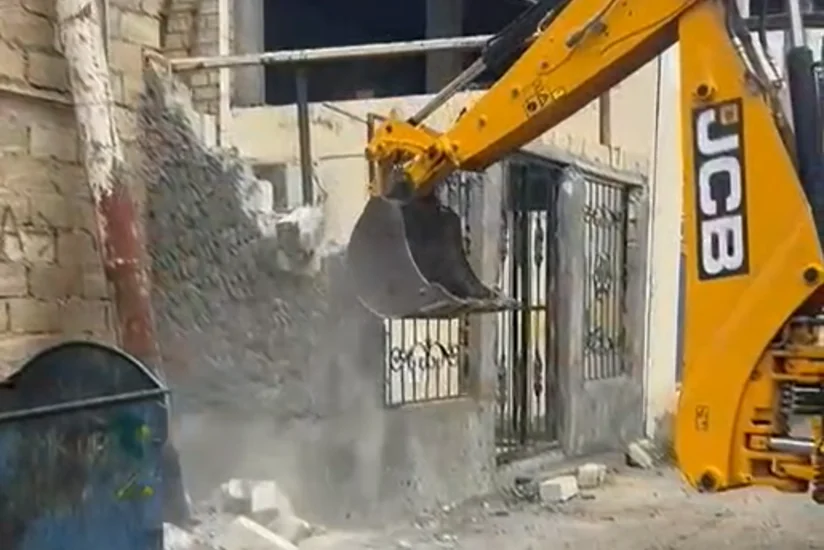 Gəncədə qanunsuz inşa olunan tikili sökülüb