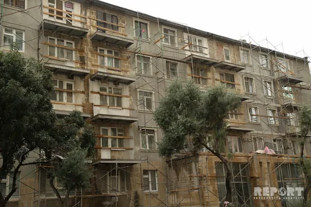 Bakının mərkəzi küçələrində “balkon”lar sökülür - FOTO