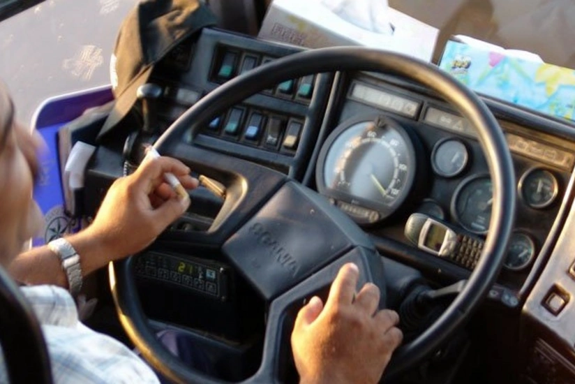 Marşrut avtobuslarının daimi problemi: sürücülərin çoxu iş başında siqaret çəkir