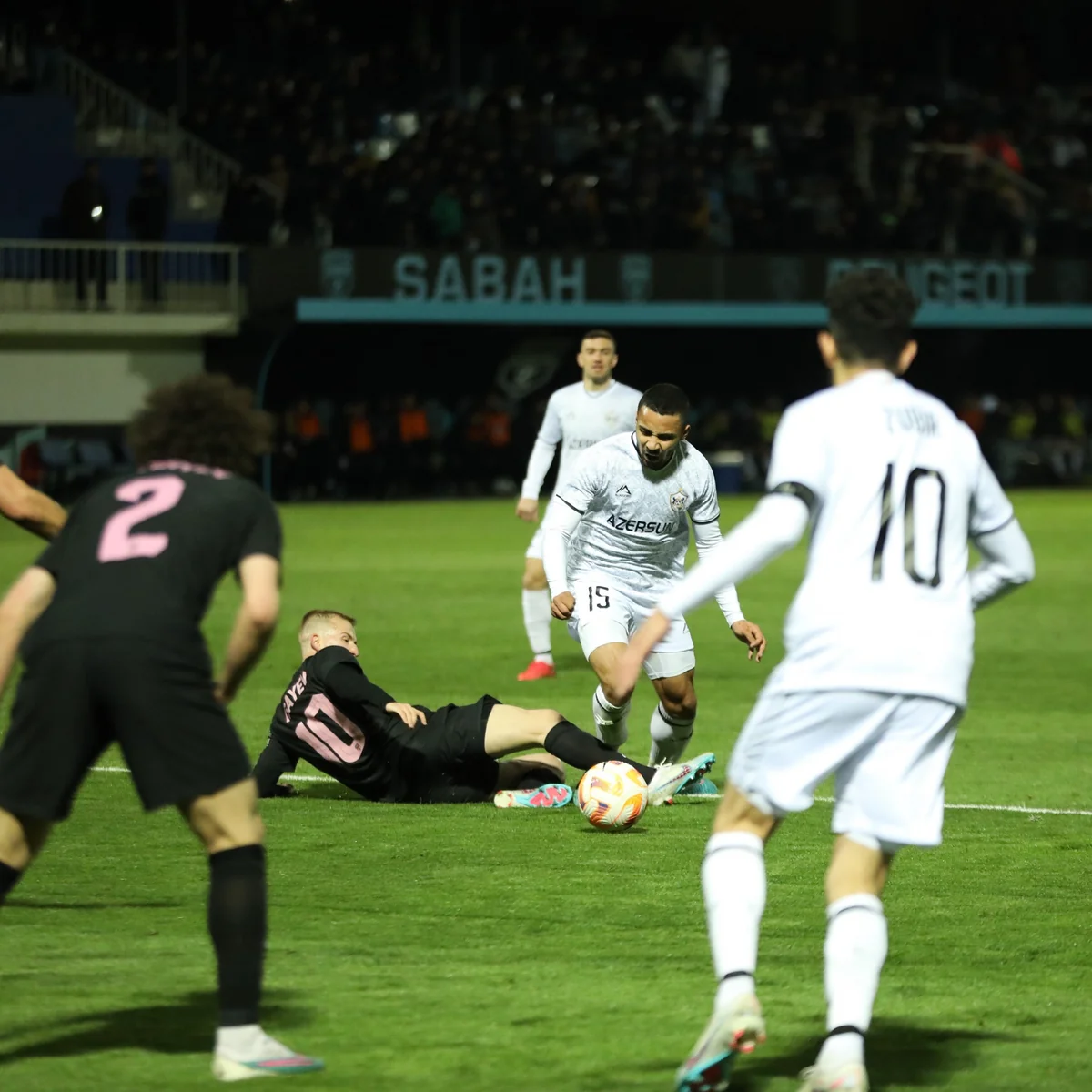 Qarabağ və Sabah azarkeşlərə görə cərimələnib