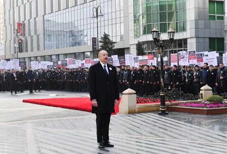 Xocalı soyqırımının 30-cu ildönümü ilə əlaqədar Bakıda ümumxalq yürüşü keçirilib,  İlham Əliyev və Mehriban Əliyeva yürüşdə iştirak edib