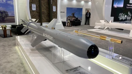 Bakıda keçirilən silah sərgisində Türkiyə istehsalı olan “Çakır” raketi nümayiş etdirilir