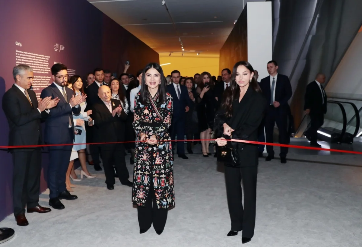 Mehriban Əliyeva “İlmələrdə yaşayan irs: Özbəkistan tikmələrinə səyahət” adlı sərgidə iştirak edib