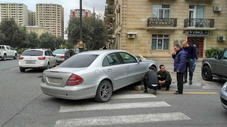 Bakıda yerləşdirilmiş tumbalar səkidə baş verən qəzanın genişlənməsinin qarşısını alıb