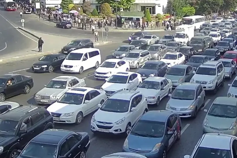 Bakının bir sıra yollarında nəqliyyatın sıxlığı yaranıb